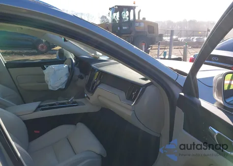 2022 Volvo Xc60 B6 Inscription z USA, uszkodzony, nr VIN YV4062RL4N1026350